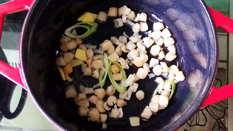竹荪干贝豆腐汤,放入扇贝柱稍微炒一下