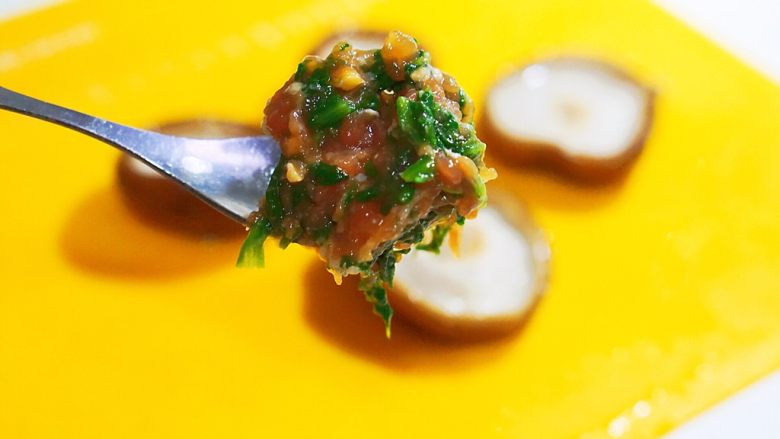 蒸菜篇:电饭锅版香菇盏,把肉馅放在香菇上