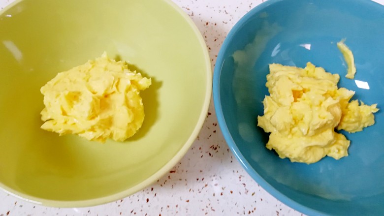 双色曲奇饼干,打发好的黄油蛋糊分成两份。