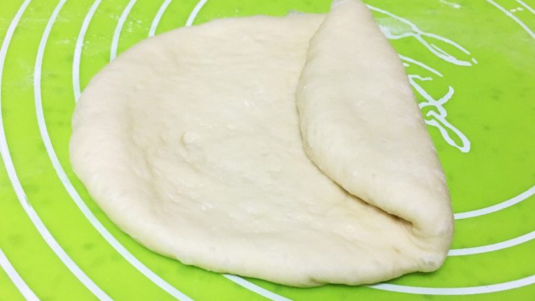 糖粒儿哈斯面包,一边向中间折叠。