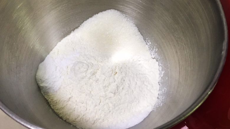 糖粒儿哈斯面包,高筋粉、盐和细砂糖放入厨师机。