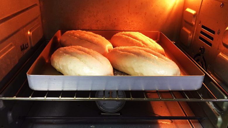 糖粒儿哈斯面包,烤箱预热至180度，模具送入烤箱。