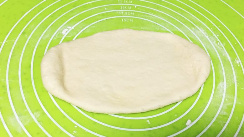 糖粒儿哈斯面包,把面团擀成椭圆形。