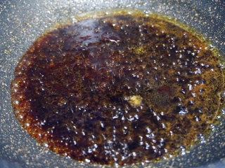 红糖汤圆,锅内倒一点点油，将融化后的红糖汁倒入锅中，先用大火熬成起大泡后转为小火慢慢收汁
叨叨叨：火不能太大，以免红糖熬过头发苦
