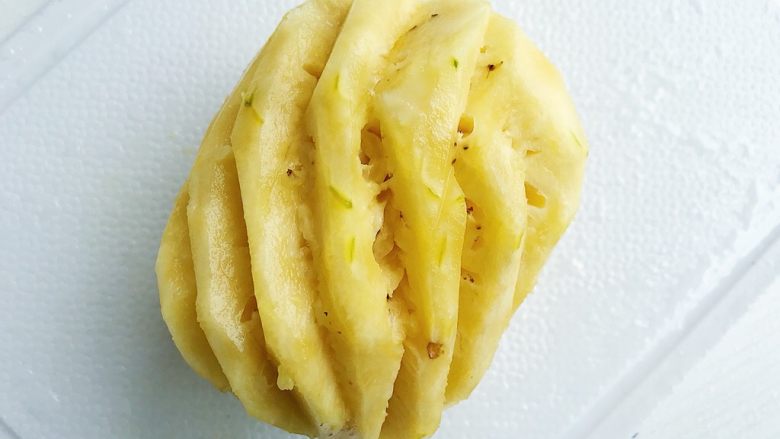 一颗菠萝的分身术之糖水罐头/烤菠萝片,如同之前步骤，去除菠萝小刺