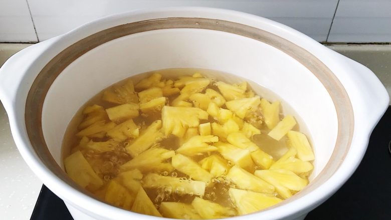一颗菠萝的分身术之糖水罐头/烤菠萝片,转小火再熬15分钟左右至菠萝呈半透明状态，汤汁也有点浓稠即可