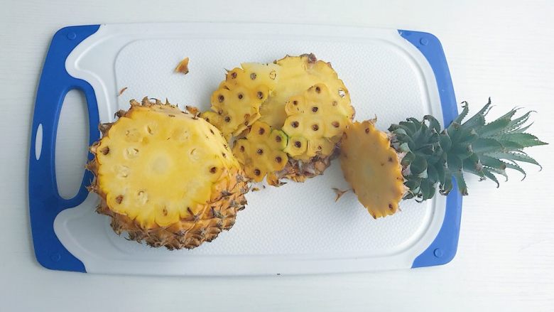 一颗菠萝的分身术之糖水罐头/烤菠萝片,糖水菠萝罐头

食材处理：菠萝切去头部，四周的果皮
