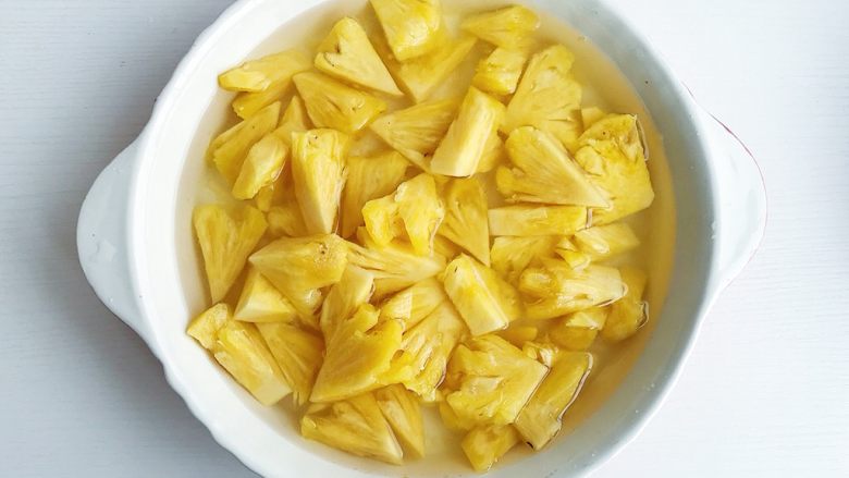 一颗菠萝的分身术之糖水罐头/烤菠萝片,腌制好的凤梨用清水冲洗几遍