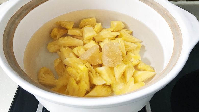 一颗菠萝的分身术之糖水罐头/烤菠萝片,处理好的菠萝块和黄冰糖一同放入砂锅，加入自己想要的清水量。