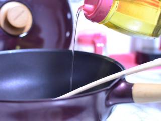 色香味俱全的菠萝炒饭,洗干净的锅擦干水份，倒入色拉油
