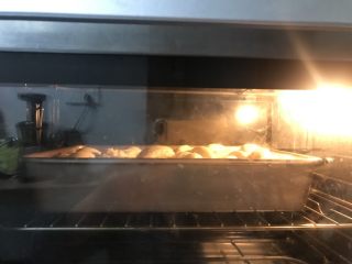 椰蓉排包,送进提前预热好的烤箱中层上下火180度25分钟。