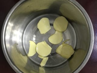 椰蓉排包,一发的时候准备椰蓉馅，黄油提前软化。