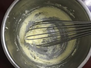 椰蓉排包,用手动打蛋器打至砂糖融化。