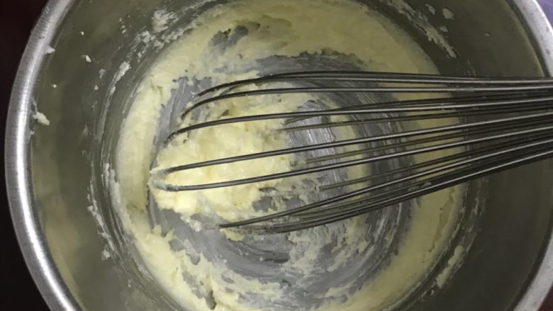 椰蓉排包,用手动打蛋器打至砂糖融化。