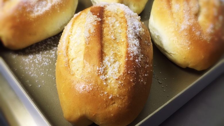 糖粒儿哈斯面包,烤完拿出冷却。