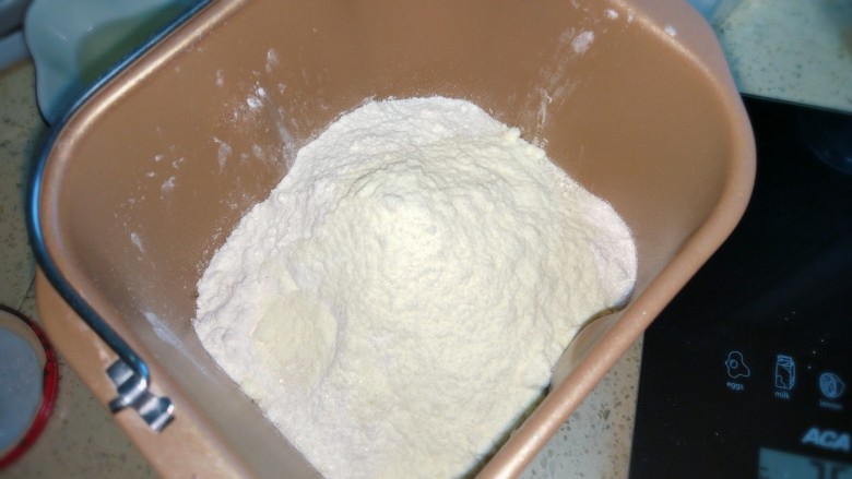 南瓜奶棒面包,所有材料全部放入面包桶内，酵母和盐分开摆放。