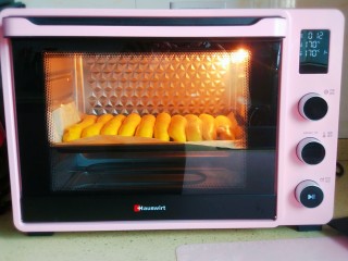 南瓜奶棒面包,烤箱170度预热，发酵好的面包胚放入烤箱中层，170度烘烤15分钟。