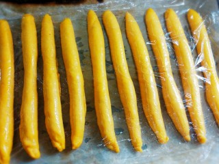 南瓜奶棒面包,全部做好的面包胚，放入烤盘中盖上保鲜膜或者湿布进行二次发酵至2-2.5倍大。