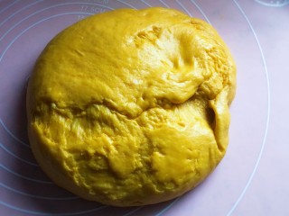 南瓜奶棒面包,取出发酵好的面团回温，排气。