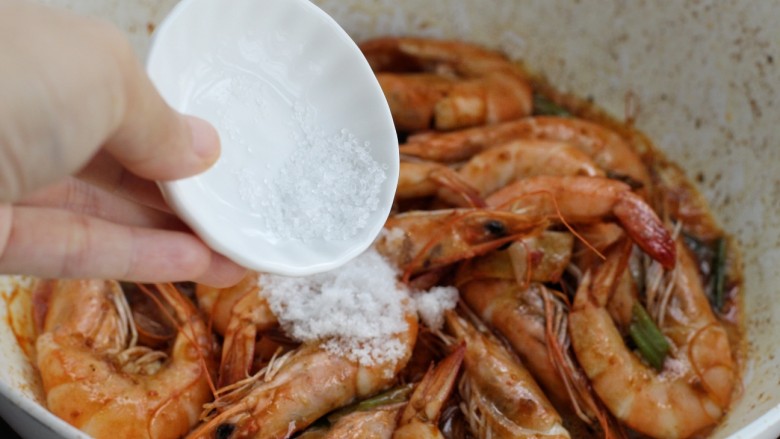 蒜蓉辣酱炒大虾,再放入盐，蒜蓉辣酱本身就是咸的，所以盐也要少放