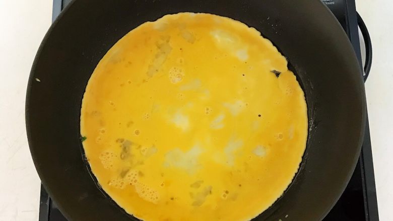 酱油版  百搭鸡蛋辣椒酱,油烧热后倒入鸡蛋液