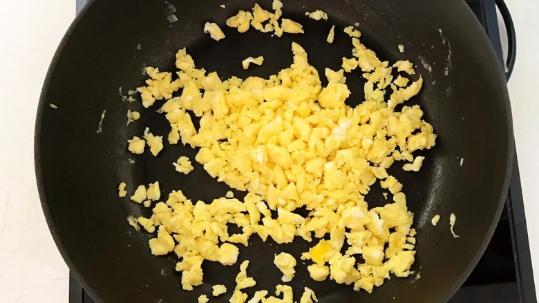 酱油版  百搭鸡蛋辣椒酱,把鸡蛋炒成小块，盛出来