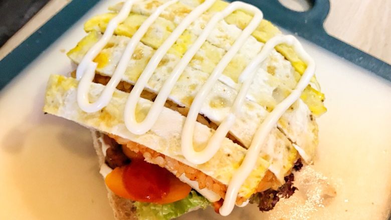 饭团✖️三明治，高颜值也超美味的早餐,摆上蛋饼，挤上沙拉酱。