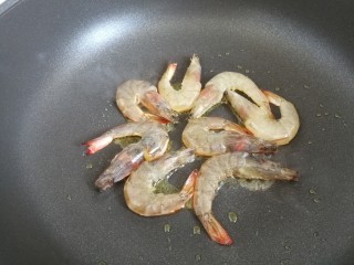 茄汁大虾,放入腌制好的大虾
