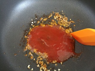 茄汁大虾,用虾油煸香大蒜末，加入调好的番茄汁，尝下味道，不适口可以现在调节下