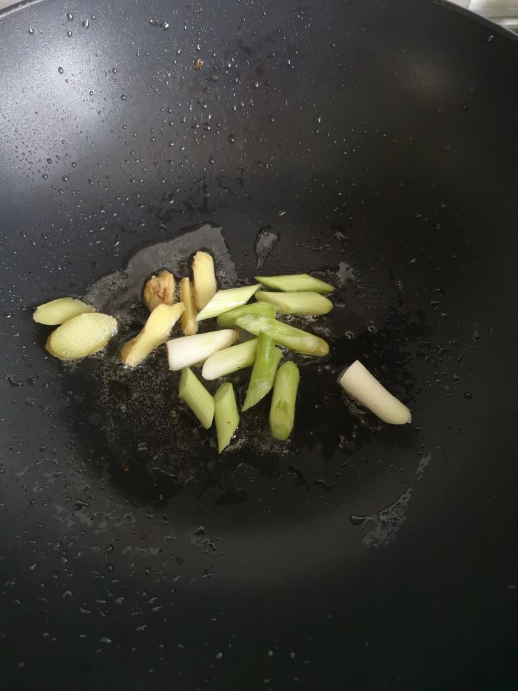 冬瓜玉米大骨汤,另起锅放油，放入葱姜爆香，再放入大骨煸炒一下