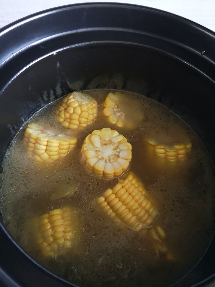 冬瓜玉米大骨汤,放玉米炖20分钟左右