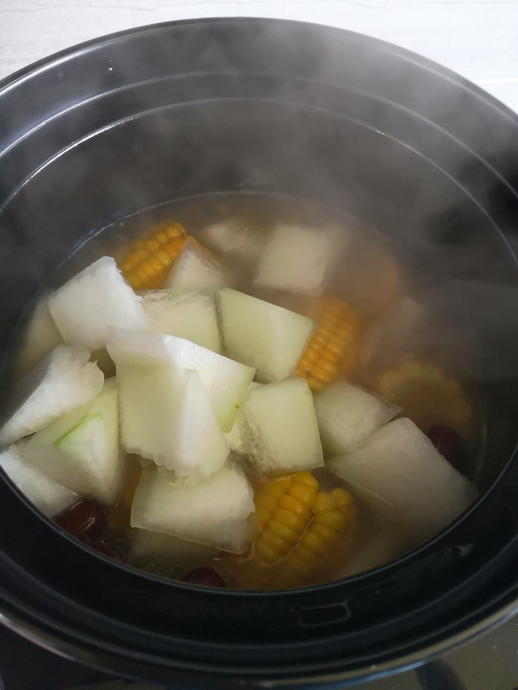 冬瓜玉米大骨汤,放入冬瓜炖15分钟左右