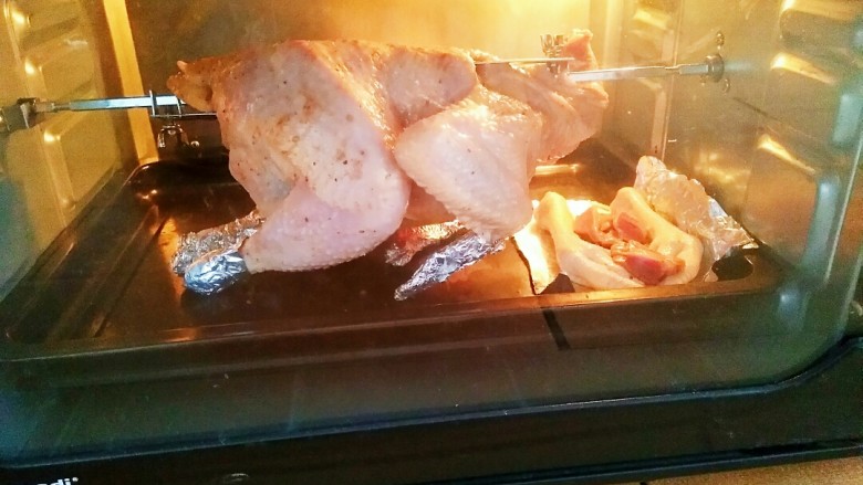 家庭版烤鸡,烤箱预热上下220度半个小时，记得底下放个烤盘接汁，鸡爪可以放烤盘上烤