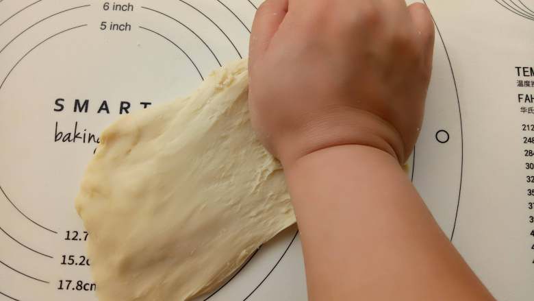 卡通酥皮小面包,由于面团的量比较小，是用手揉的方法来操作的，像手洗衣服一样搓。开始是很粘手的，这个是正常的继续揉一会就好了。
