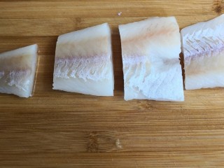 香煎鳕鱼柳,拆包取出鳕鱼柳，洗净，切分成段
