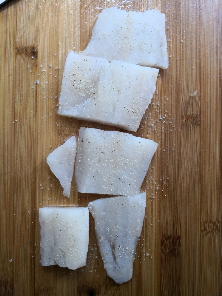 香煎鳕鱼柳,抹上盐、料酒、胡椒粉腌制15分钟。