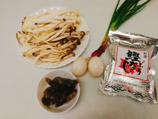 菌类料理+鸭蛋双菇鲜虾汤,食材准备好