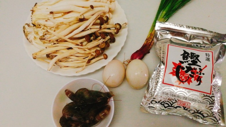 菌类料理+鸭蛋双菇鲜虾汤,食材准备好