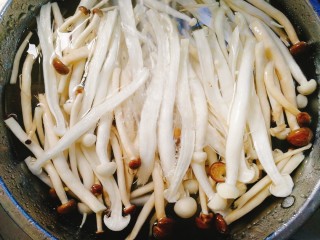 菌类料理+鸭蛋双菇鲜虾汤,先浸泡片刻，然后冲洗干净，白玉菇大根的可以稍微撕小些。