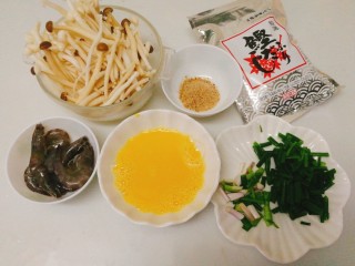 菌类料理+鸭蛋双菇鲜虾汤,食材准备妥妥的