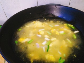 菌类料理+鸭蛋双菇鲜虾汤,注入清水