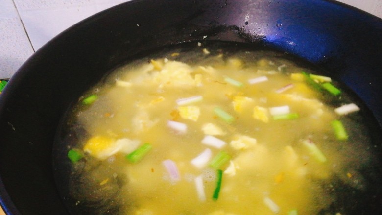 菌类料理+鸭蛋双菇鲜虾汤,注入清水