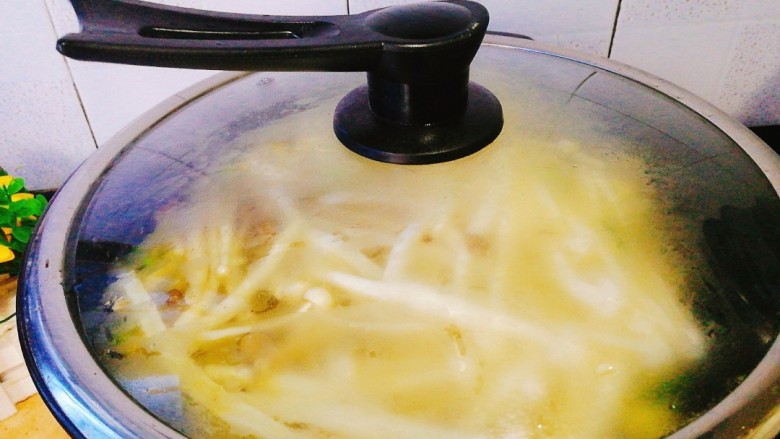菌类料理+鸭蛋双菇鲜虾汤,盖子盖子大火煮开