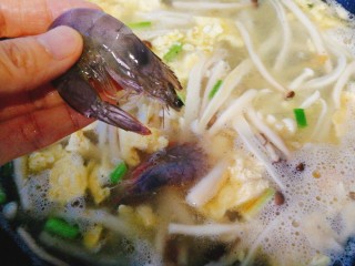 菌类料理+鸭蛋双菇鲜虾汤,加入鲜虾
