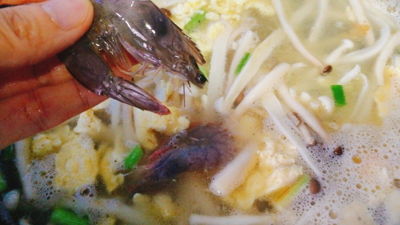 菌类料理+鸭蛋双菇鲜虾汤,加入鲜虾