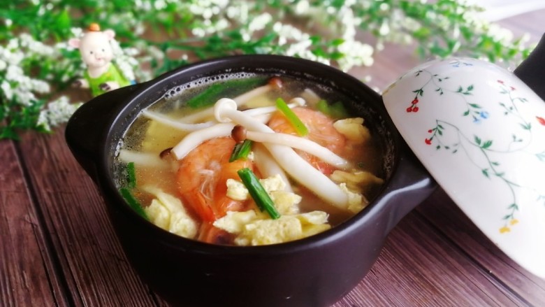 菌类料理+鸭蛋双菇鲜虾汤,成品图