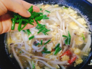 菌类料理+鸭蛋双菇鲜虾汤,最后加入葱叶