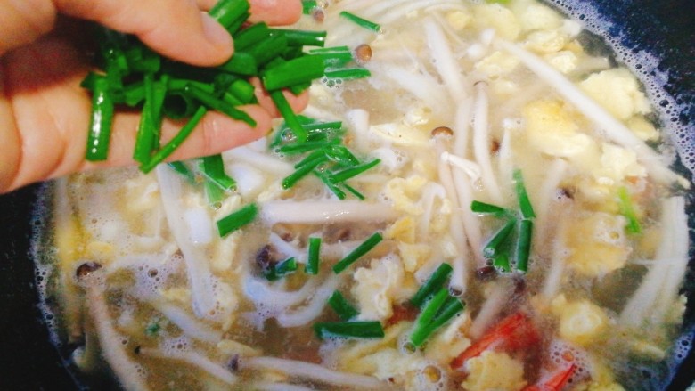 菌类料理+鸭蛋双菇鲜虾汤,最后加入葱叶