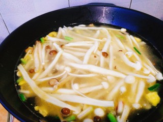 菌类料理+鸭蛋双菇鲜虾汤,再陆续加入白玉菇与蟹味菇
