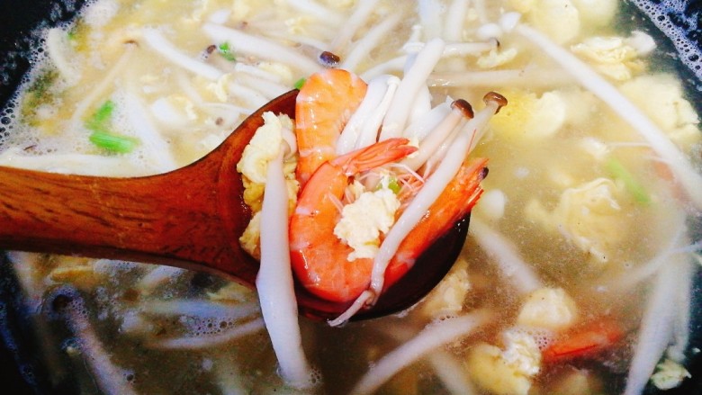菌类料理+鸭蛋双菇鲜虾汤,煮至虾熟即可